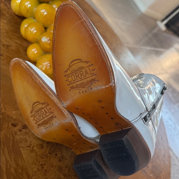 Corral cream colored western short booties. Size 7-1/2 - Picture 12 of 12